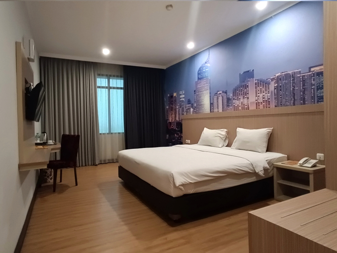 Joy, Queen Bed, Smoking