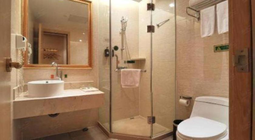 Vienna Hotel (Shenzhen Window of the World, Qiaocheng East Metro Station) 54/59