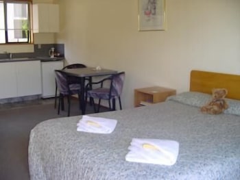 Baywatch Motor Lodge 34/50