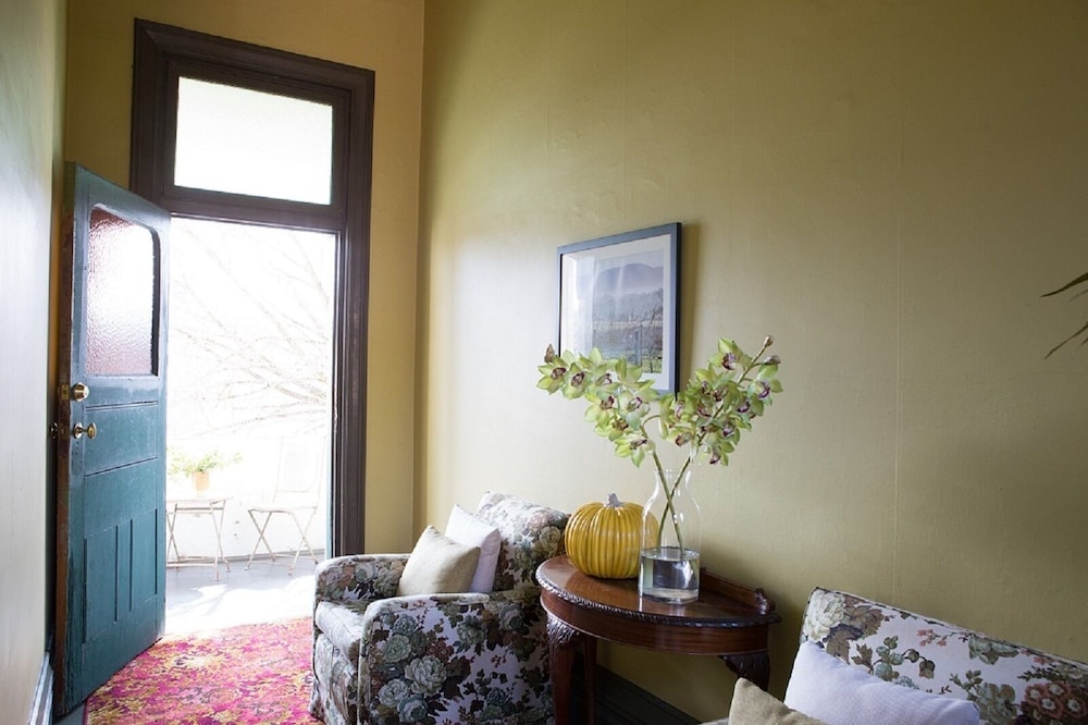 HEALESVILLE HOTEL 39/50