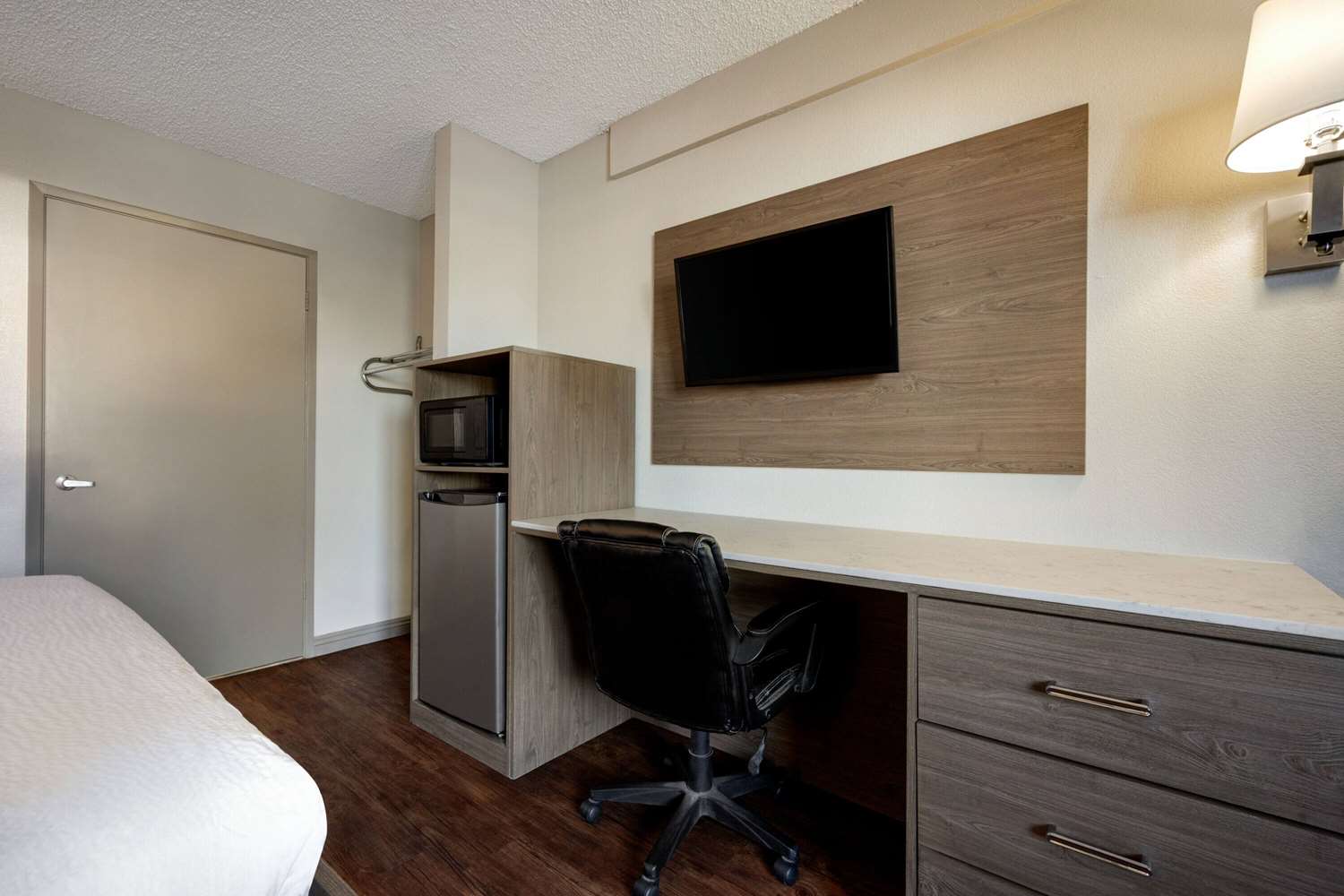 Days Inn By Wyndham Fresno South 30/38