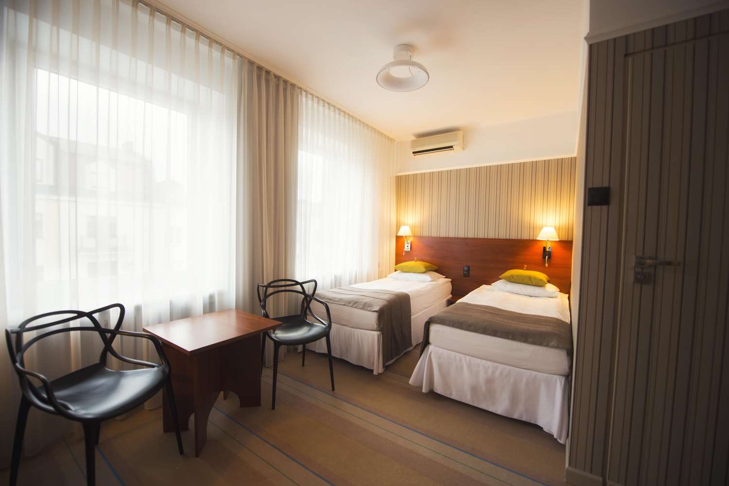 Standard, Twin Beds, Street View