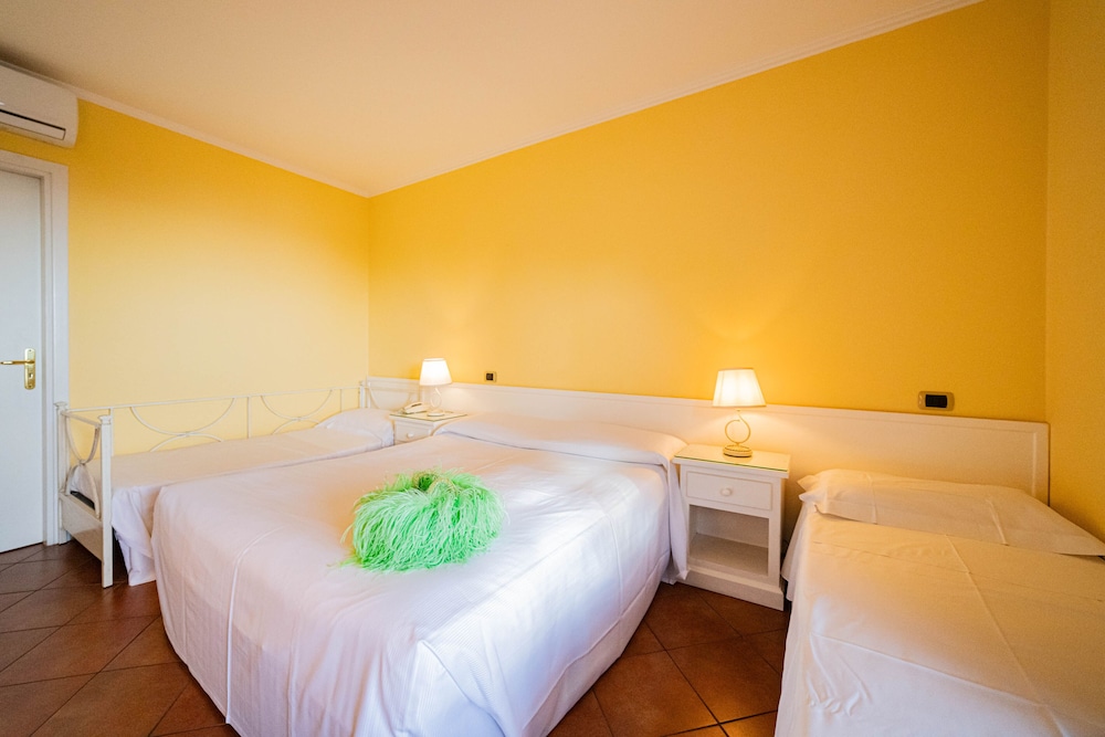 Mendolia Beach Hotel 16/47