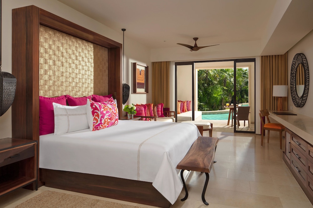 Preferred Club, Swim Out, Junior Suite, King Bed, Ocean Front