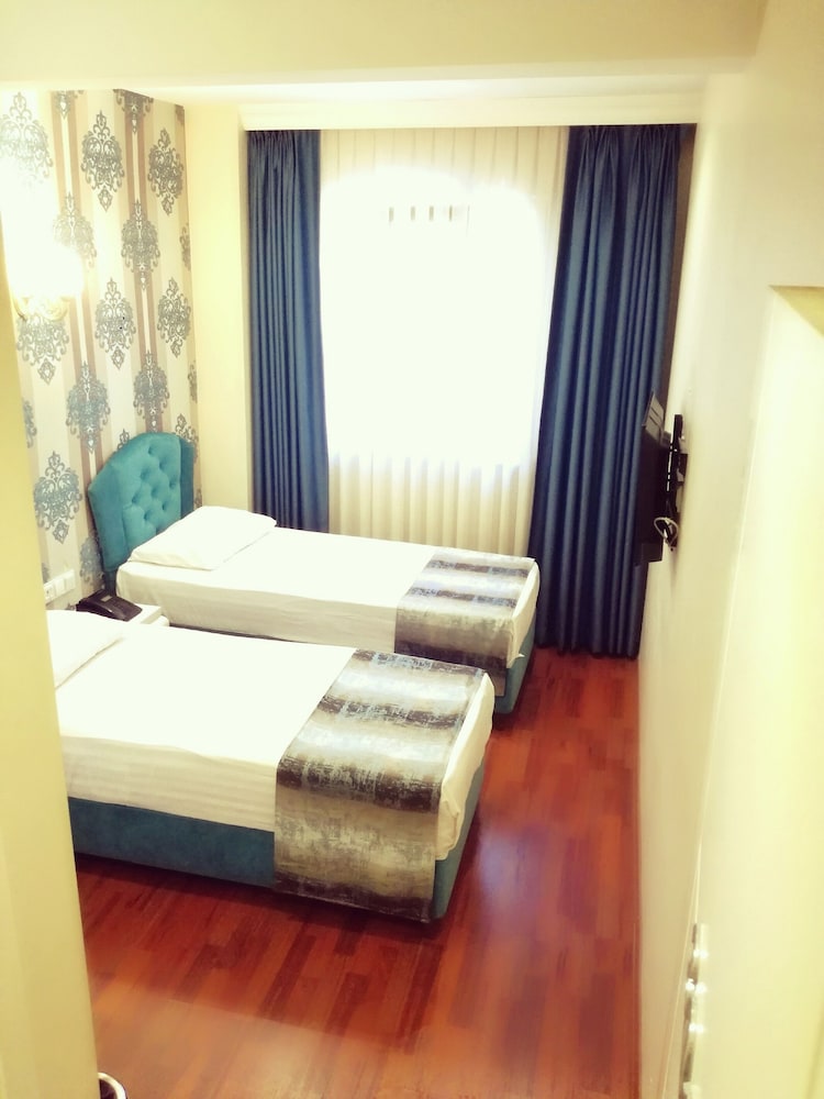 By Historial Hotel Due 16/35