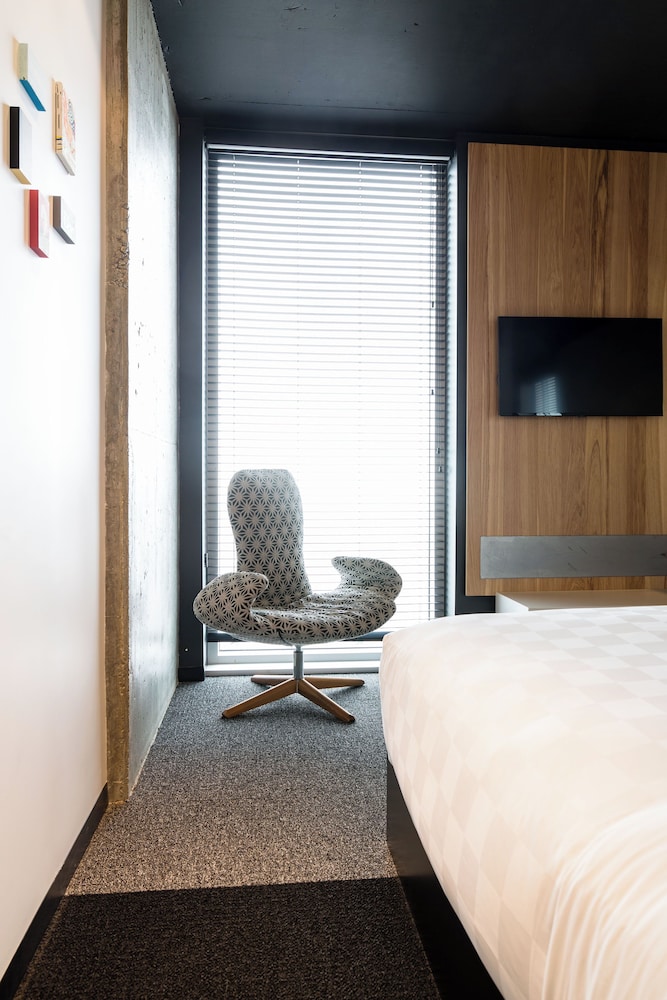 ROOM, QUEEN BED, CITY VIEW