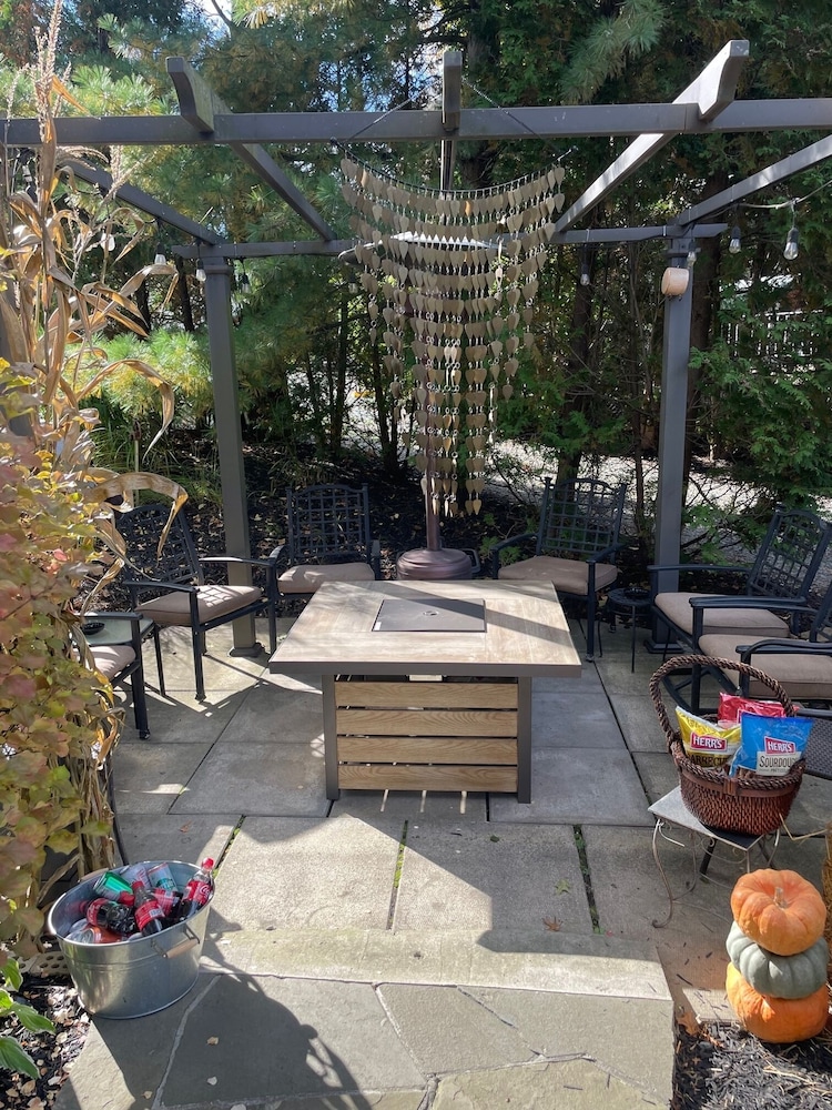 South Broadway Manor Bed and Breakfast 64/72