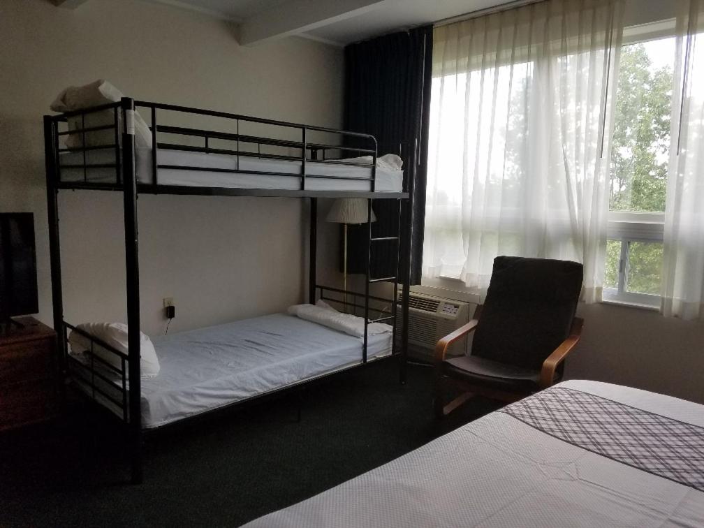 غرفة بسرير كينج وسرير بطابقين، Travelodge By Wyndham Lake George Ny 4/7