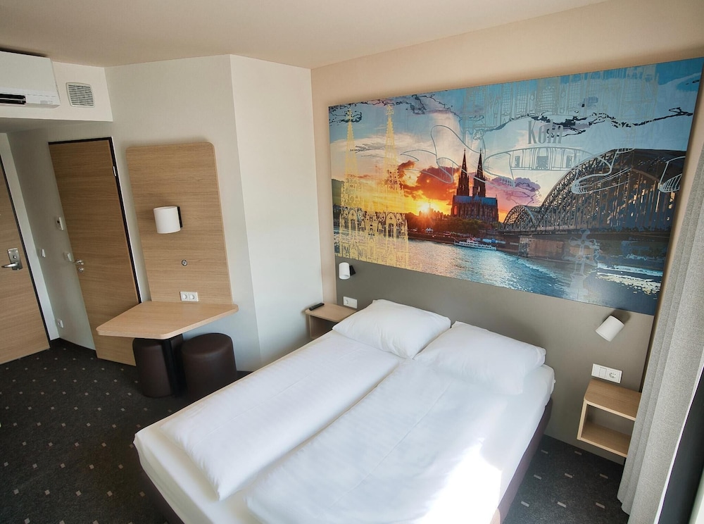 ROOM, DOUBLE BED