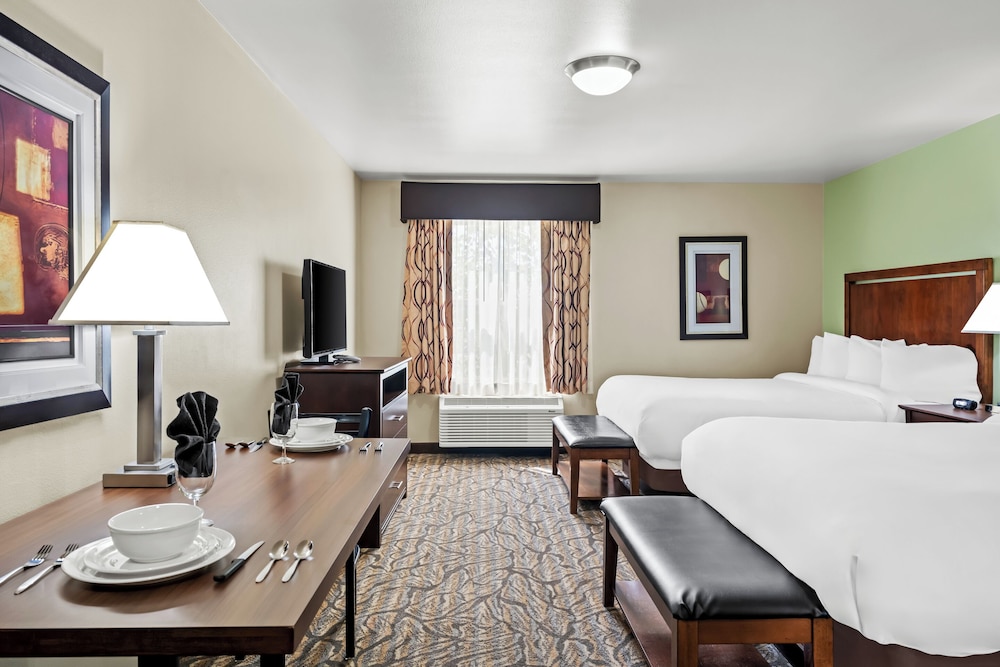 جناح بسرير كوين مع أريكة بمطبخ لذوي الإعاقة، Ledgestone Hotel Billings 4/6