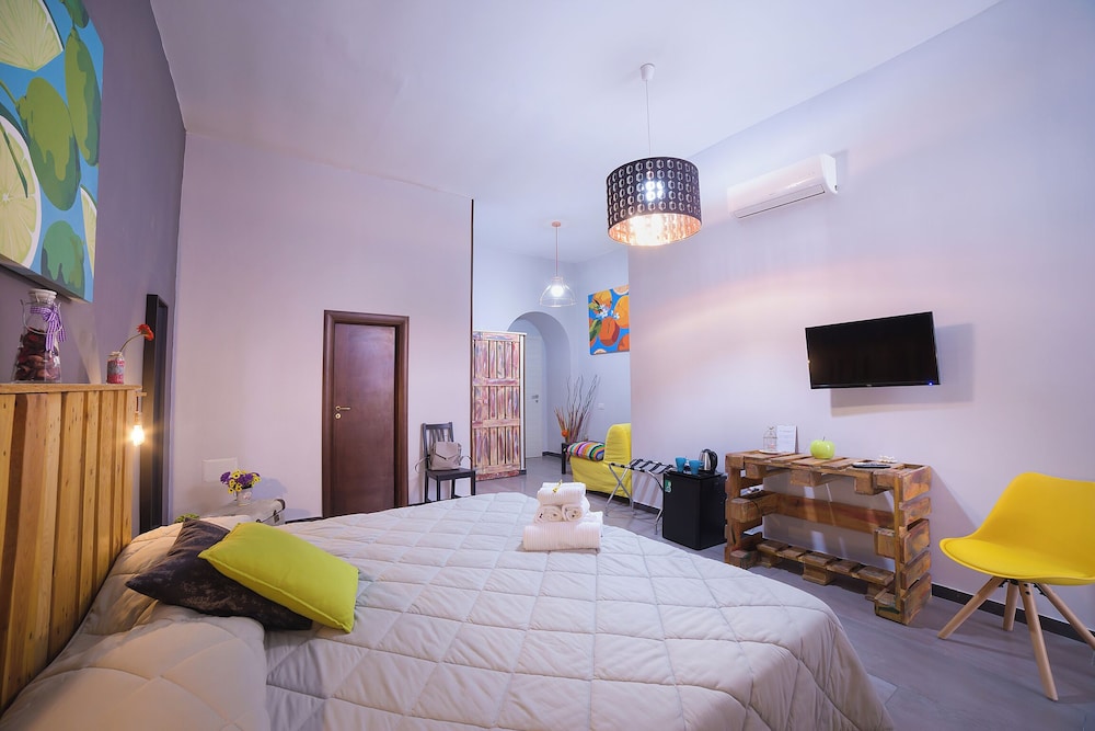 1 Bedroom, Victorian, Junior, Queen Bed, City View, Annex