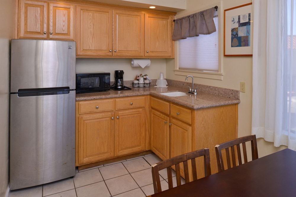Edgewater Inn And Suites 76/76