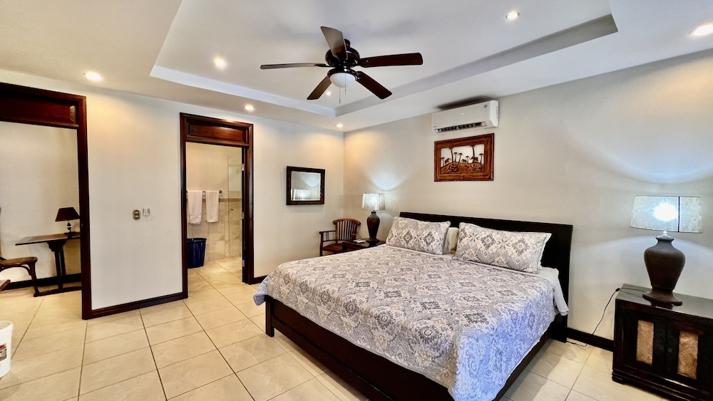 CONDO, STANDARD, POOL ACCESS, GROUND FLOOR