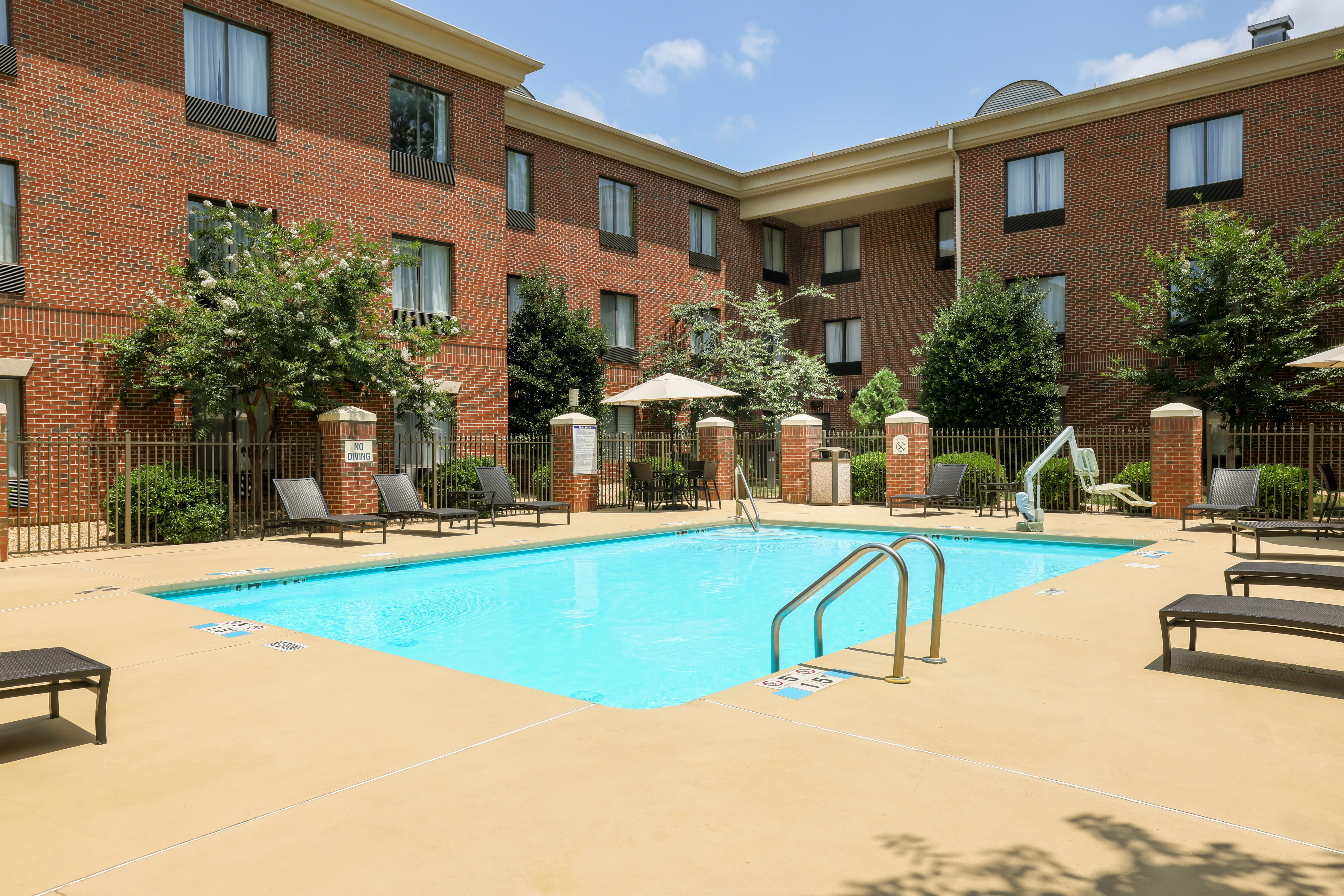 Holiday Inn Express Hotel Suites Raleigh North Wake Forest 67/76