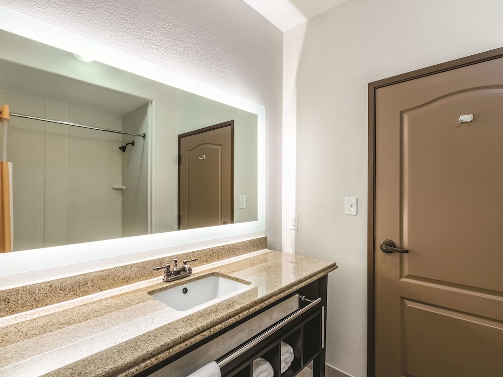 La Quinta Inn & Suites by Wyndham Dallas Grand Prairie South 25/44