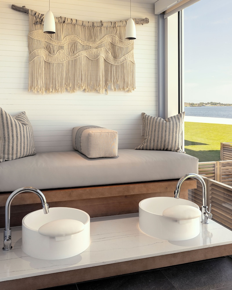 Newport Harbor Island Resort 47/66