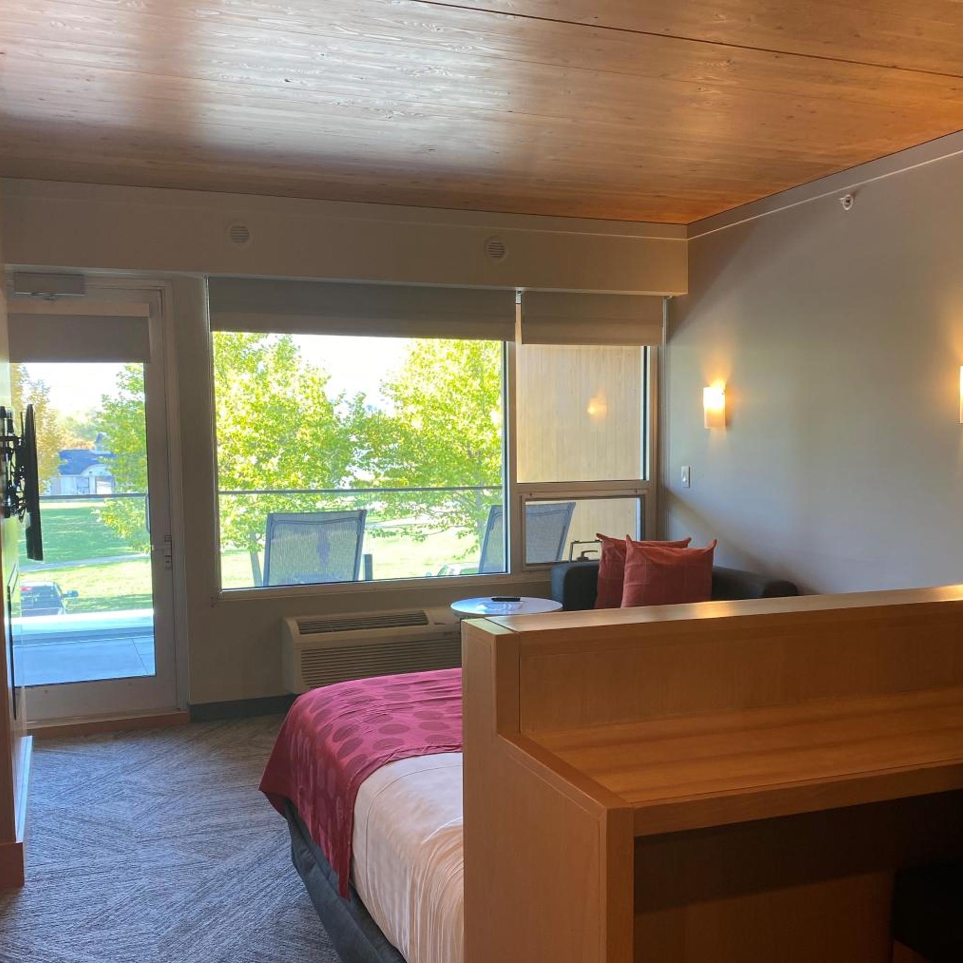 Room, Partial Lake View, West Wing، Penticton Lakeside Resort 2/5