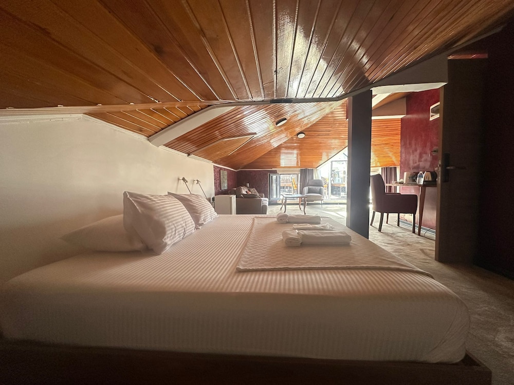 Mavilla Hotel 17/50