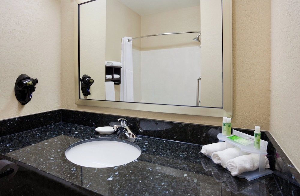 جناح بسرير كينج بحوض جاكوزي لذوي الإعاقة، Holiday Inn Express Hotel Suites Aberdeen 3/3