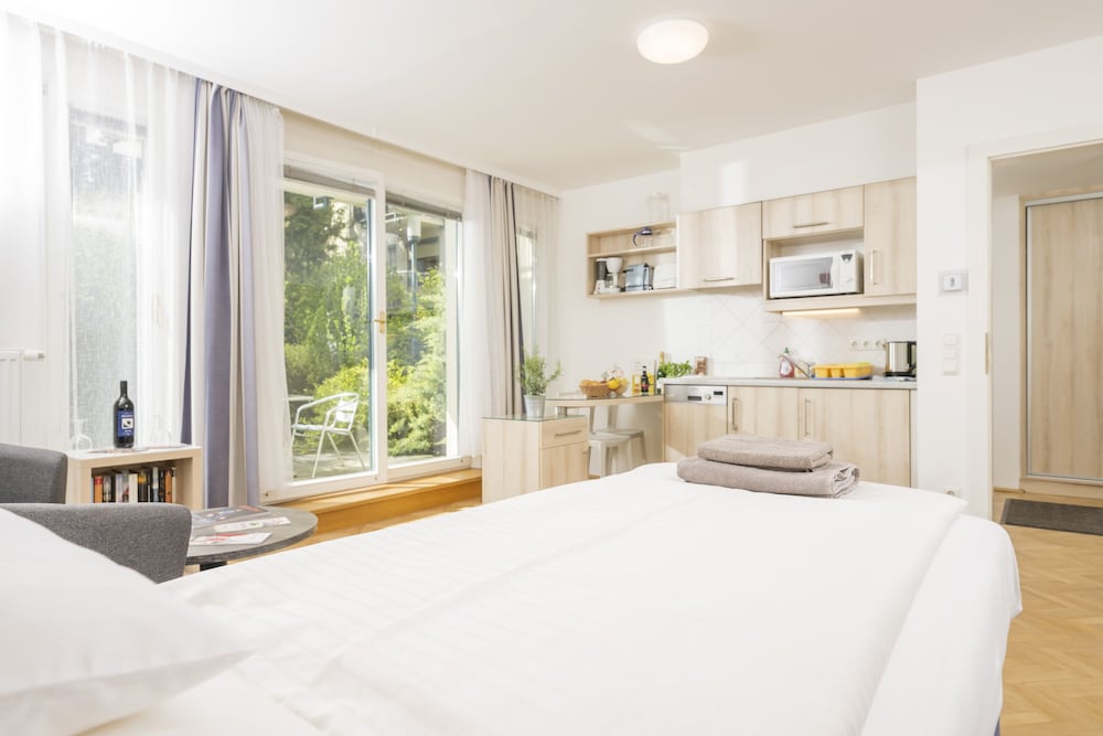 Studio, Queen Bed, Garden Area