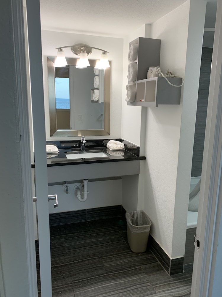 Arya Blu Inn and Suites (Ex Days Inn Ormond Beach Mainsail Oceanfront) 23/43