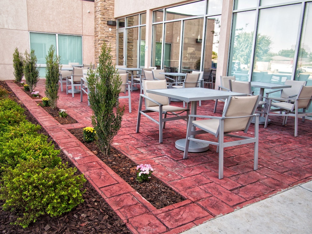 HOLIDAY INN EXPRESS & SUITES MOORE 67/75