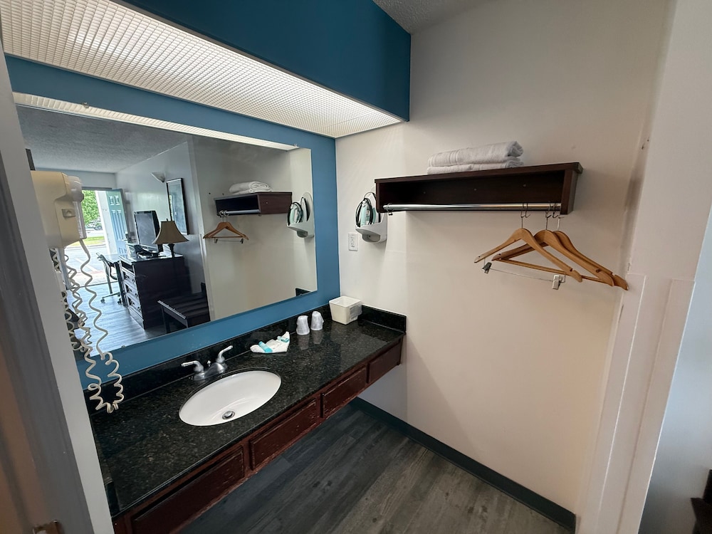 Baymont By Wyndham Roanoke Rapids 24/24