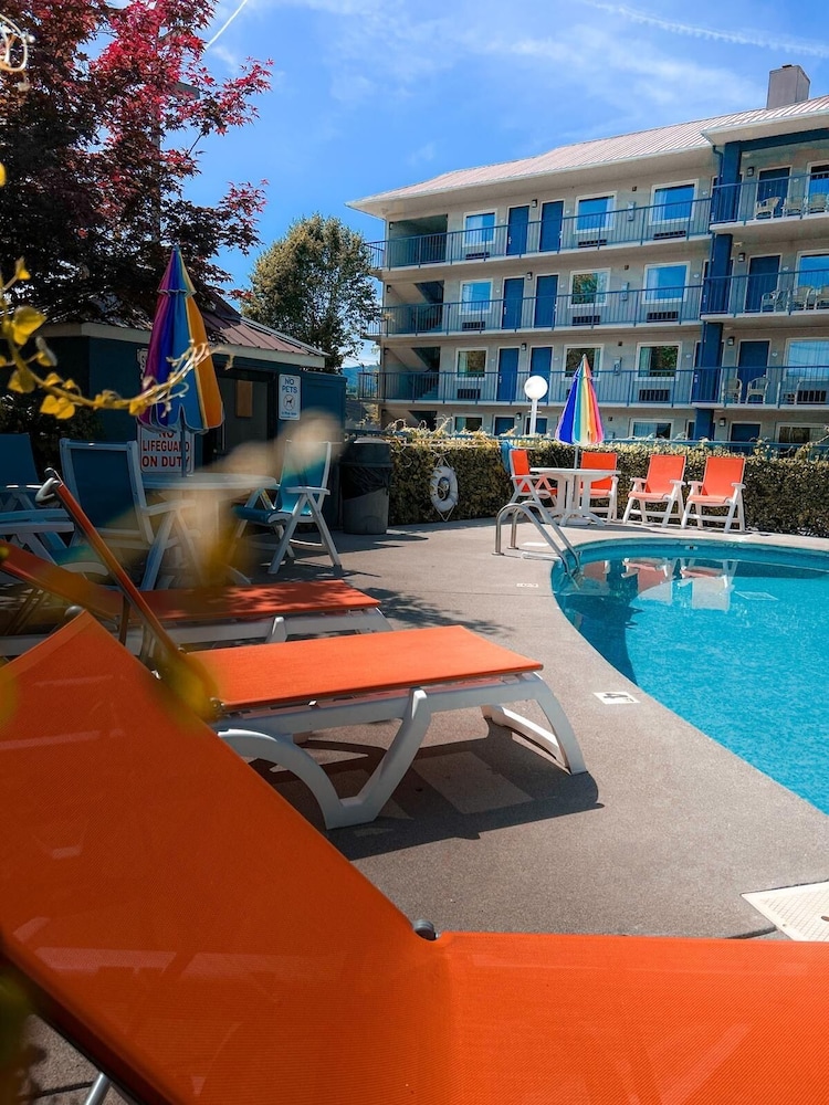 Baymont by Wyndham Pigeon Forge near Island Drive 19/28