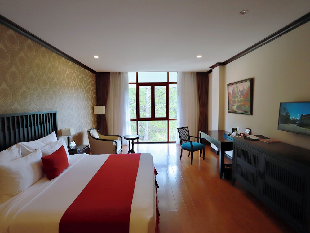 STUDIO, KING BED, MOUNTAIN VIEW