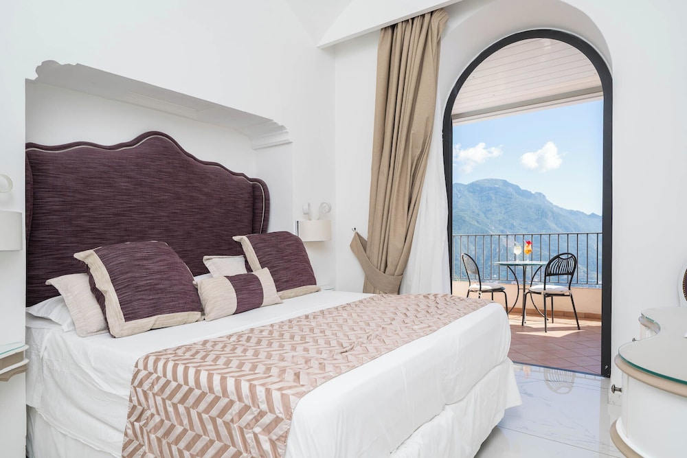 DELUXE, DOUBLE BED, SEA VIEW, BALCONY