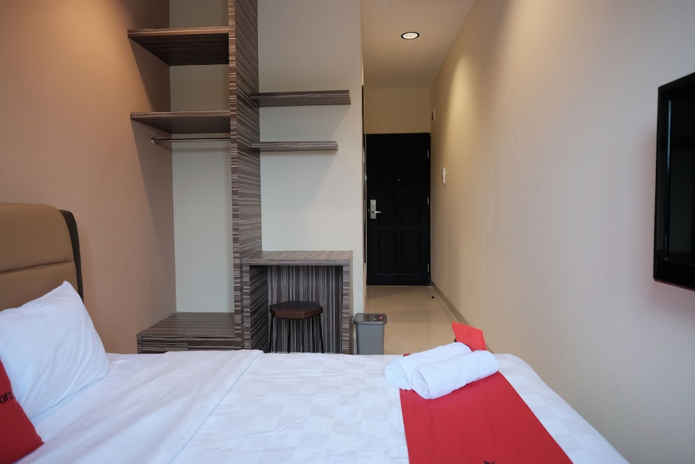 RedDoorz Plus near Ferry Terminal Batam Center 12/23