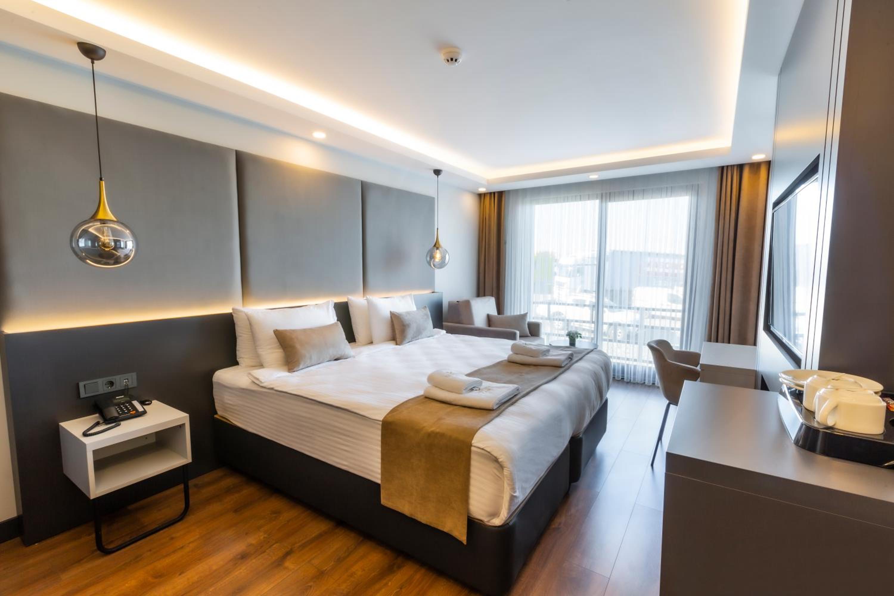 Deluxe, Queen Bed