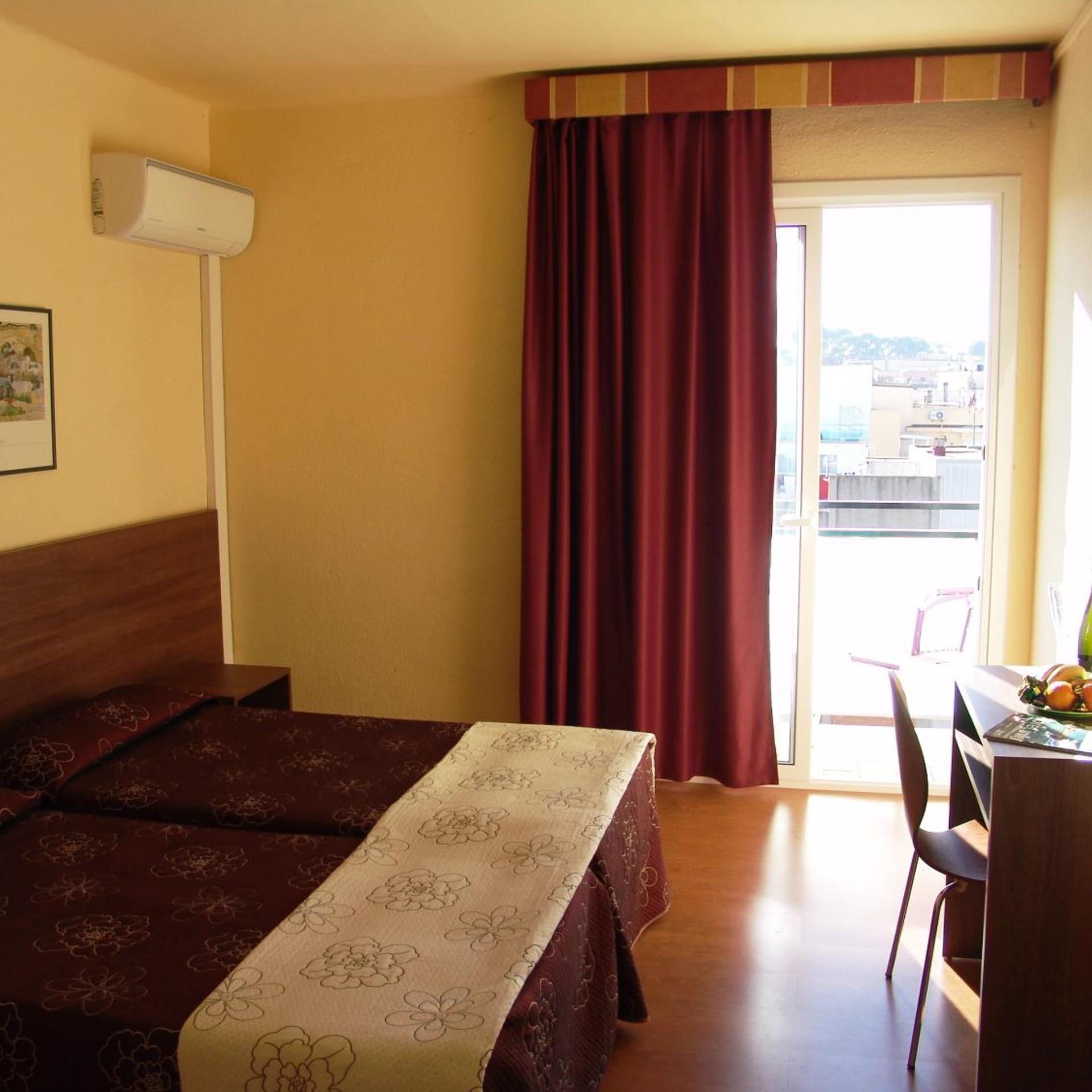 ROOM, TRIPLE