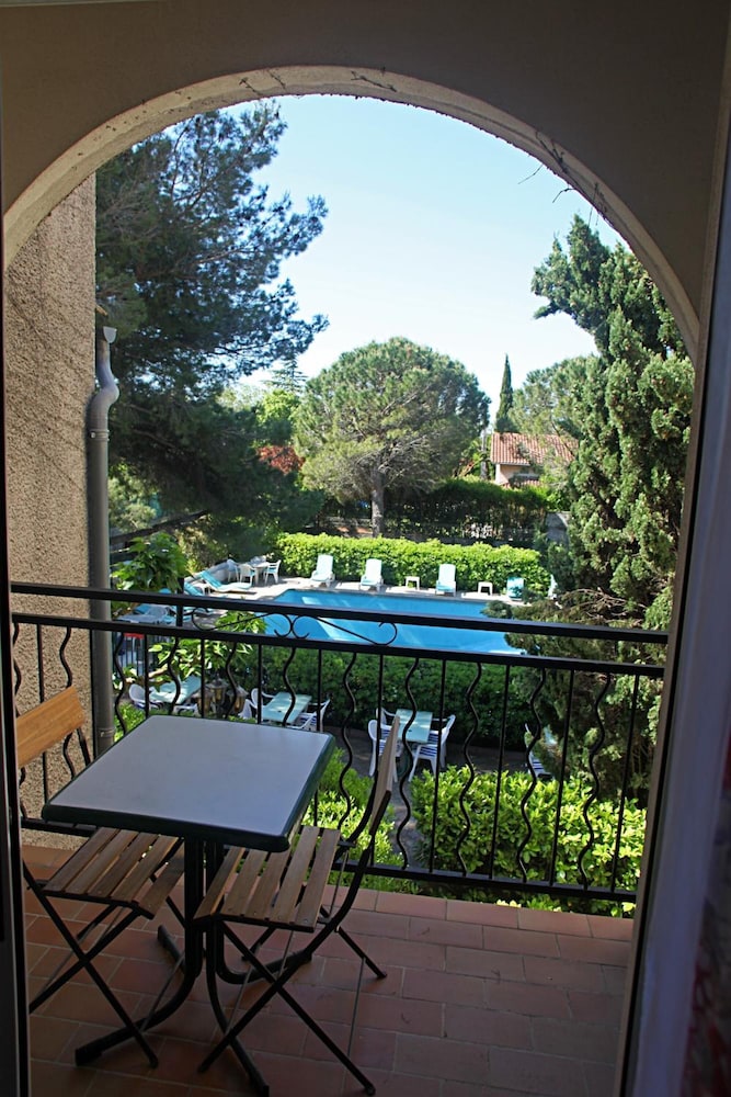 HOTEL LE PETIT MANOIR REST. LA TONNELLE 24/27