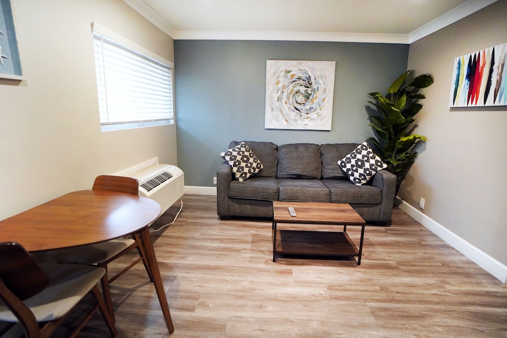 Anaheim Executive Inn Suites 42/66