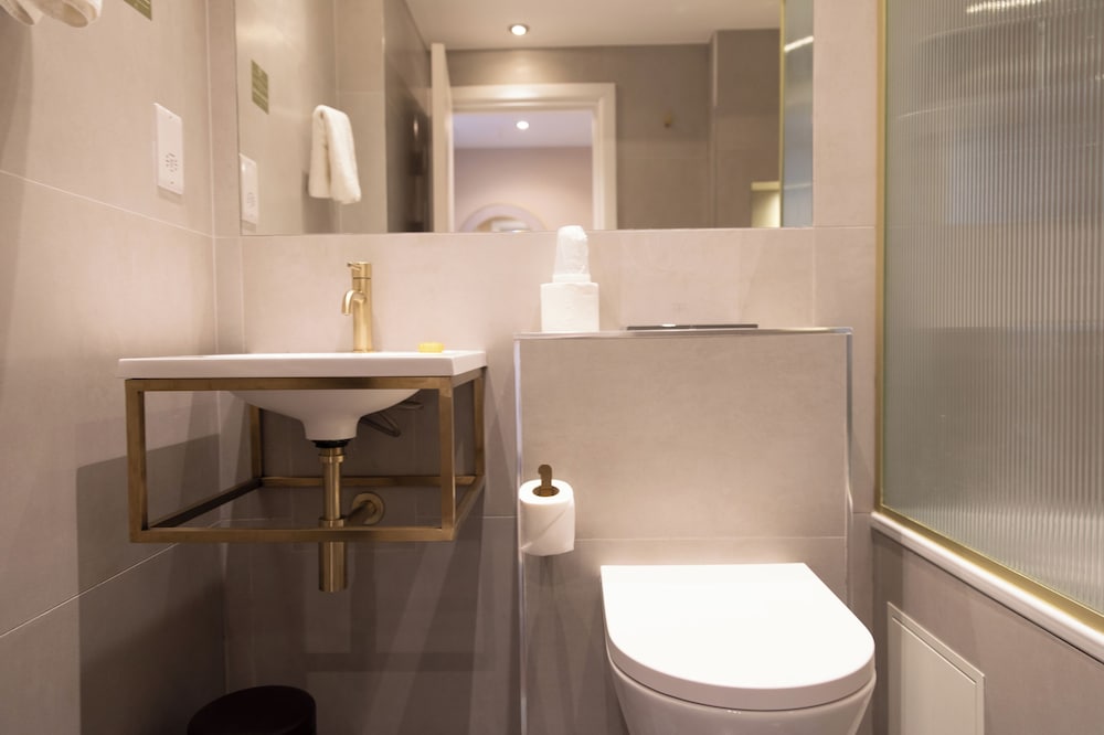 Reem Hotel 60/65