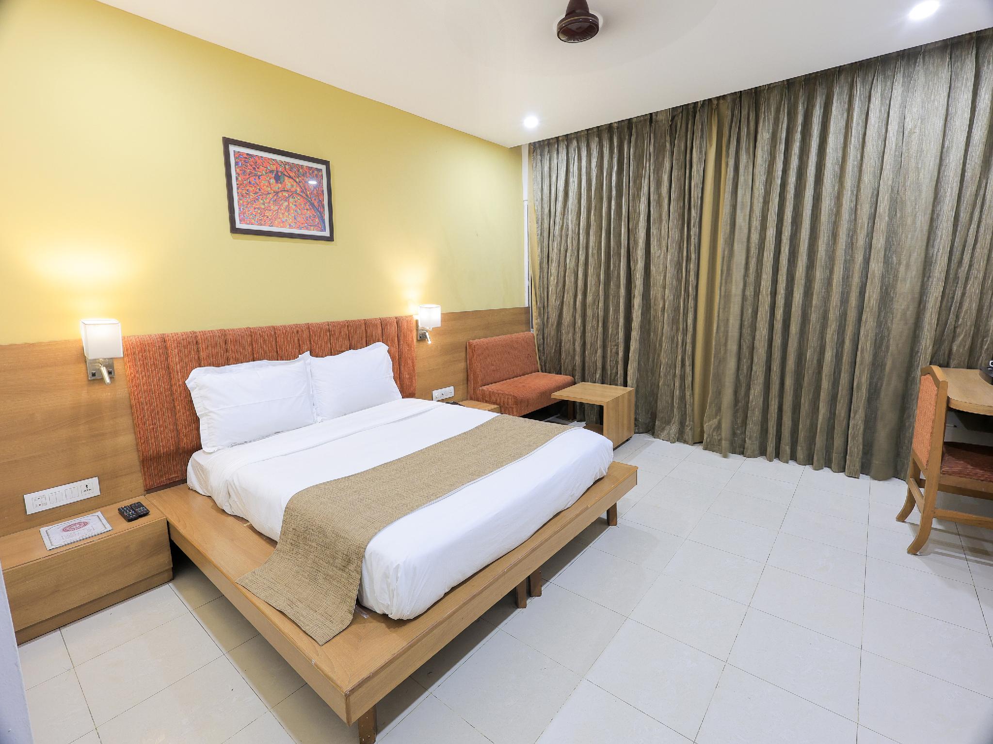 Oyo 9677 Hotel Surya 12/29