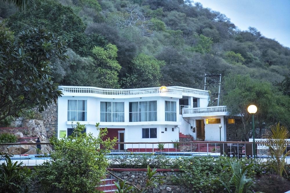 JAISAMAND ISLAND RESORT 4/67