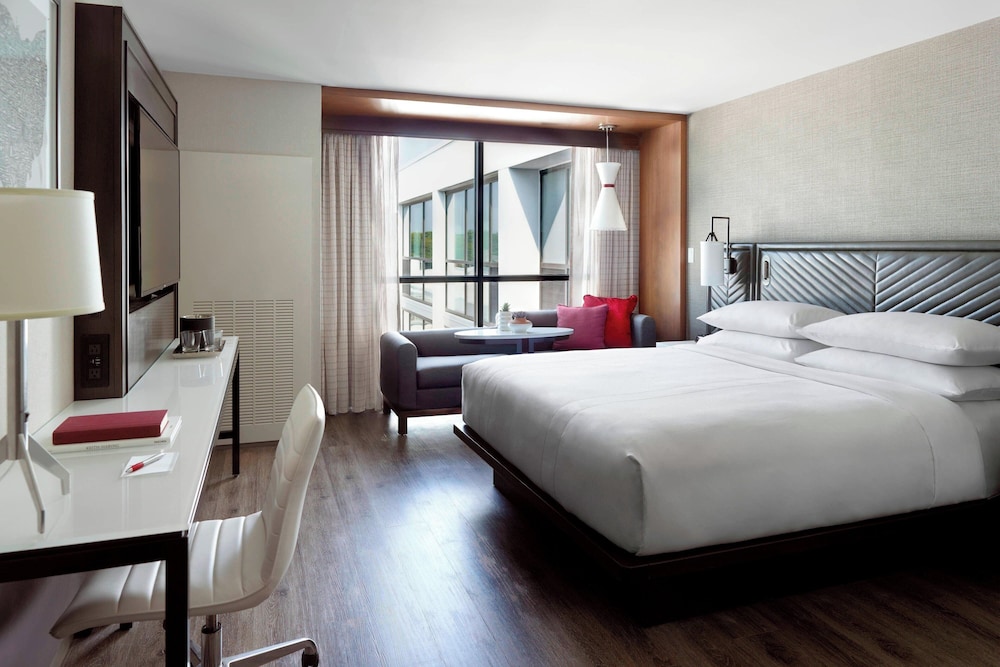 ROOM, KING BED