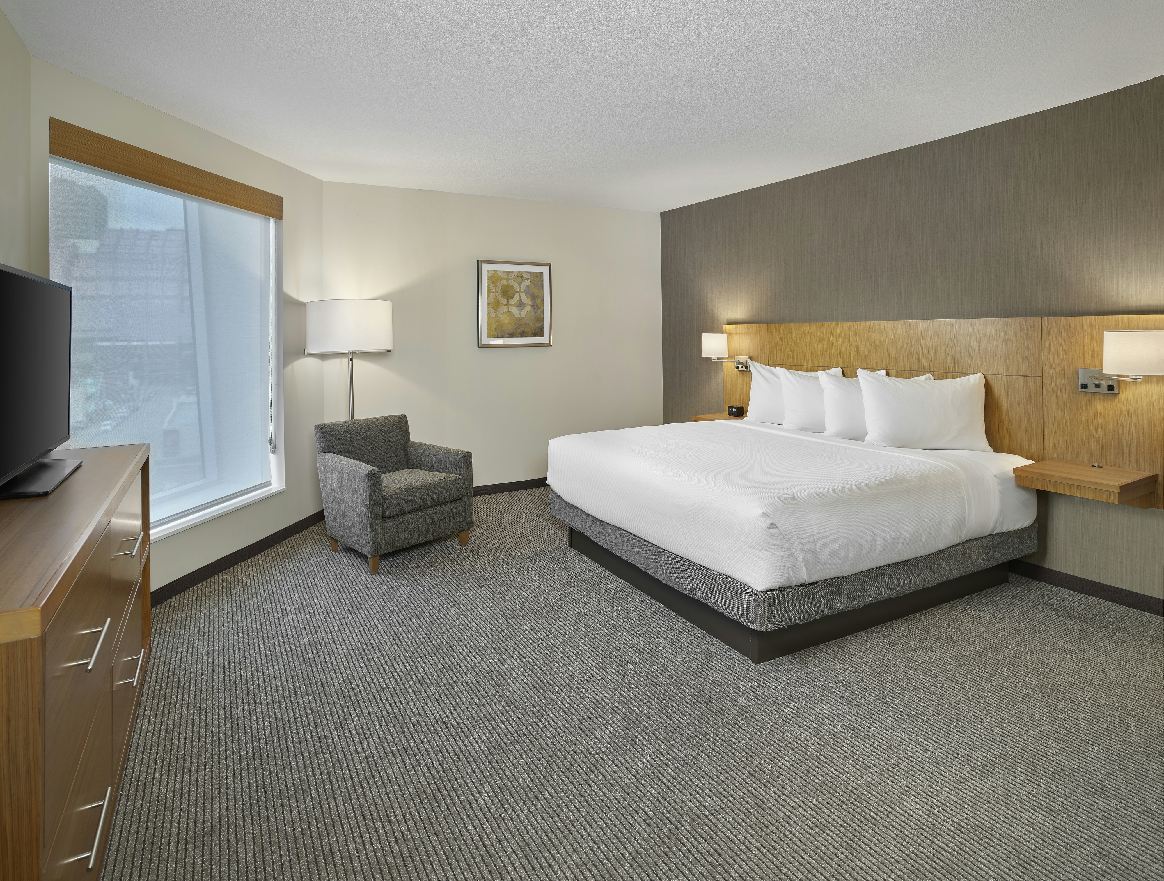 1 BEDROOM, SUITE, KING BED, KITCHEN