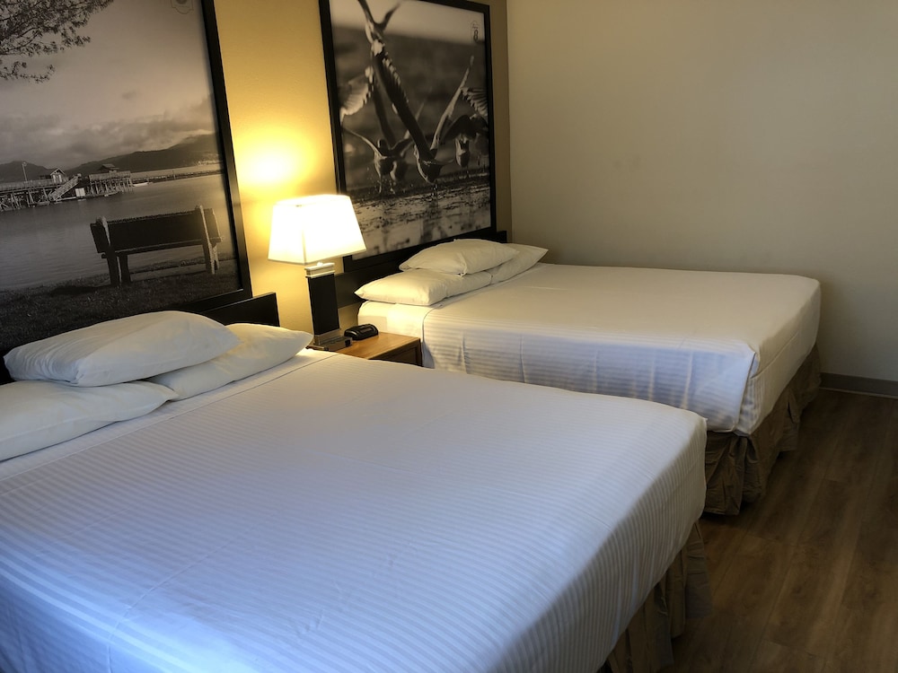 Super 8 by Wyndham Salmon Arm 10/35