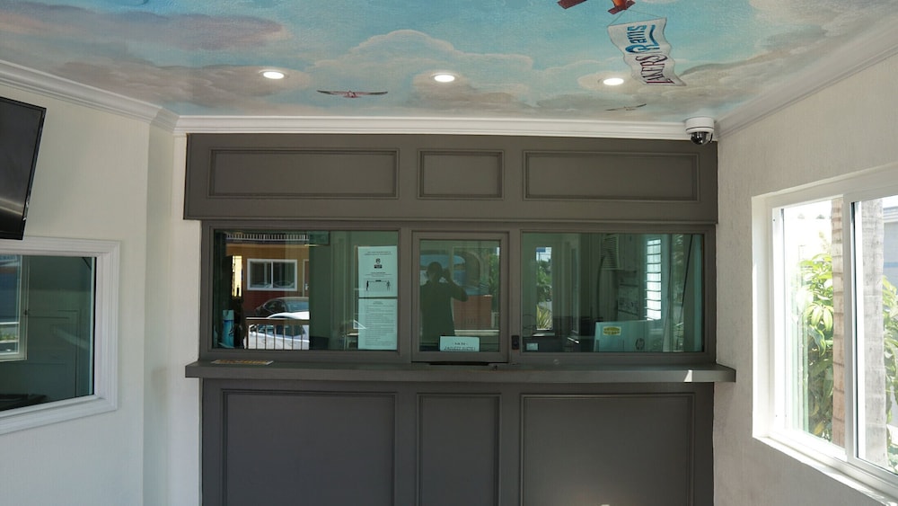 Sea Breeze Inn 2/25