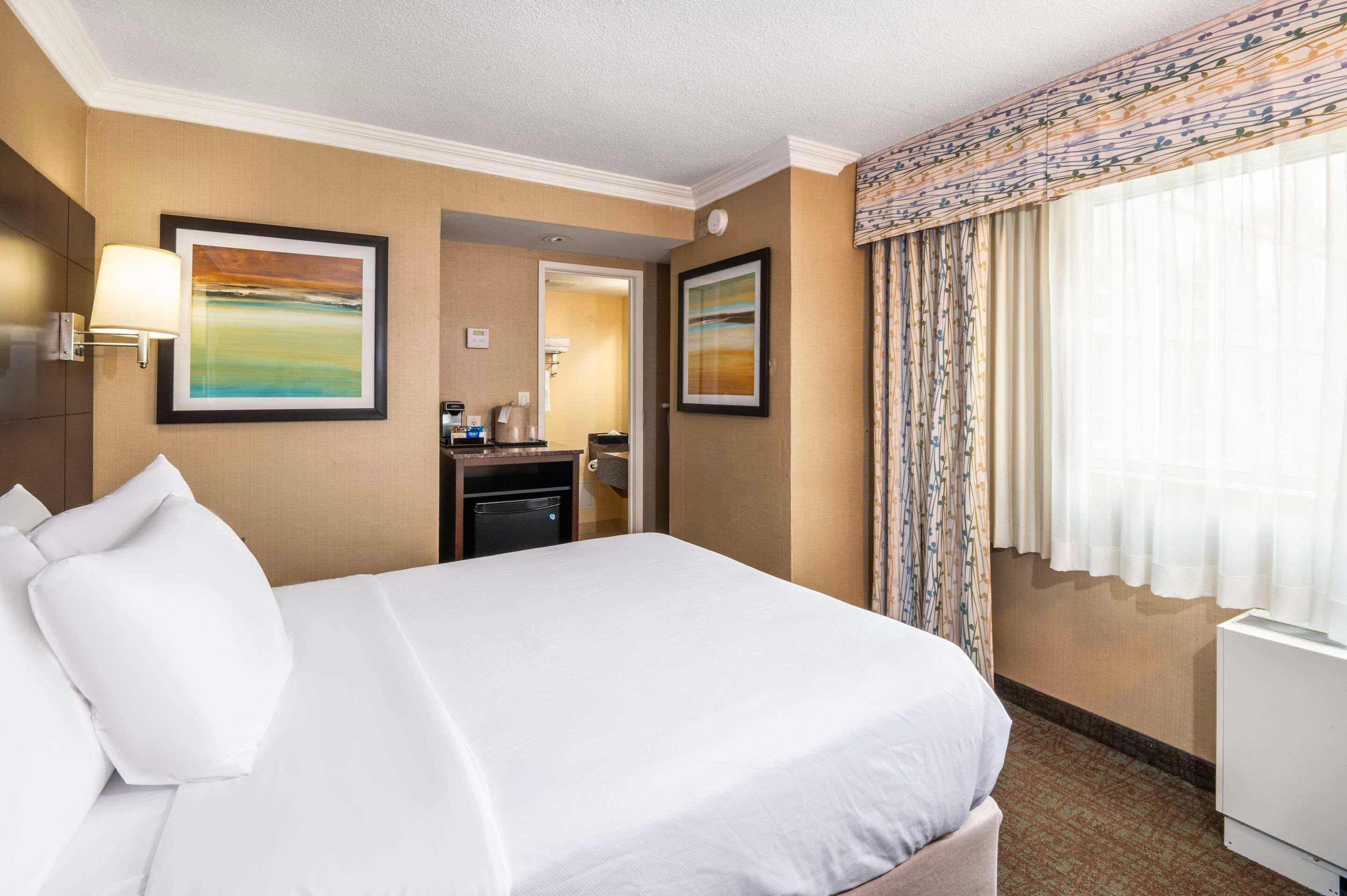 ROOM, QUEEN BED