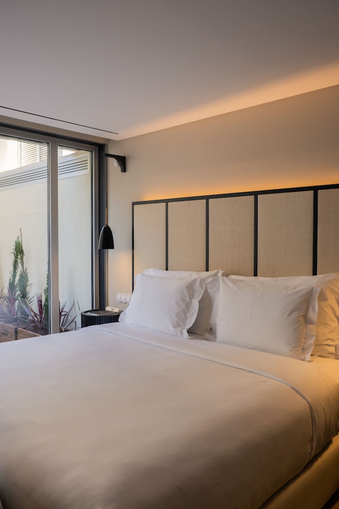 Artist, King and Twin Beds, Terrace