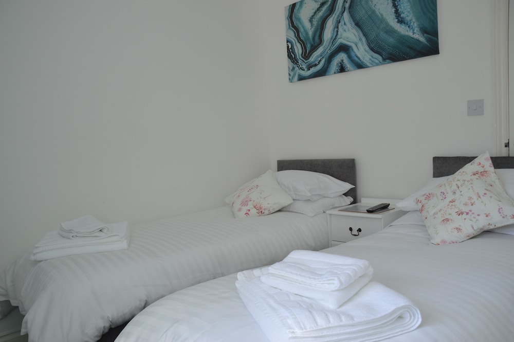 Holly Lodge Guest House 16/69