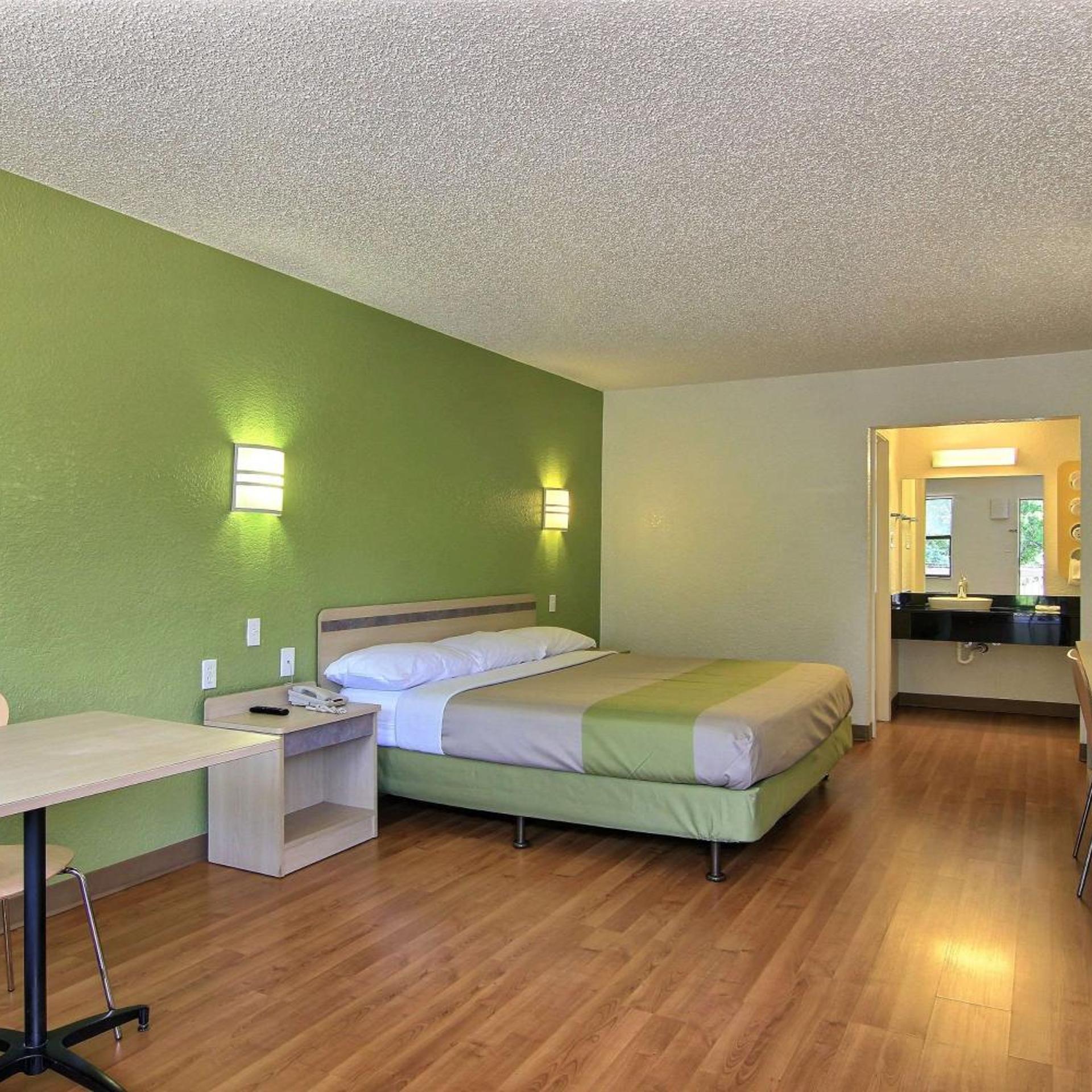 ROOM, KING BED, ACCESSIBLE