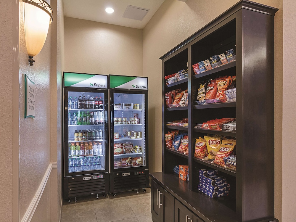 La Quinta Inn And Suites By Wyndham Waxahachie 36/40