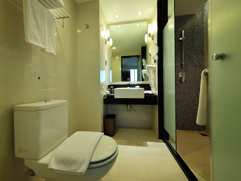 Ming Garden Hotel And Residences 68/69