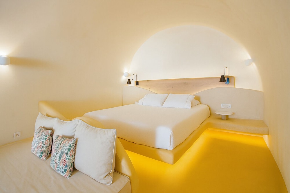 Cave, Cliff, Suite, Queen Bed