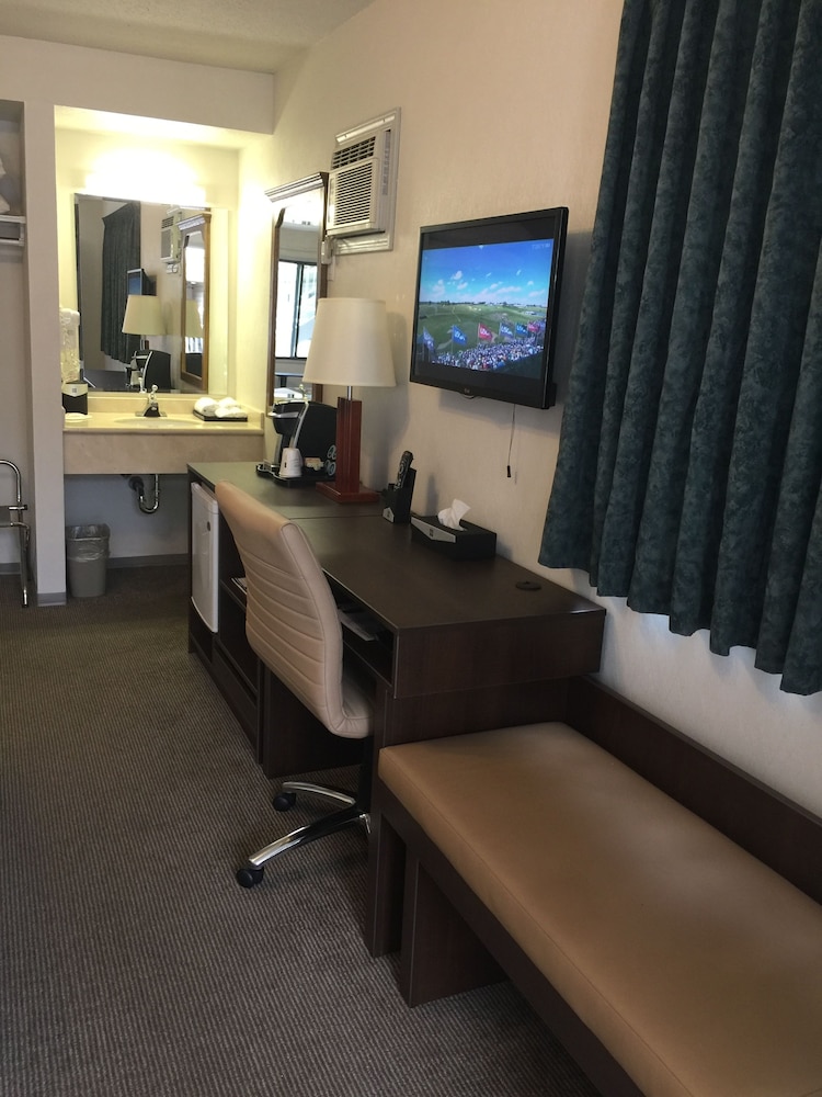 Super 8 by Wyndham Kelowna BC 35/38